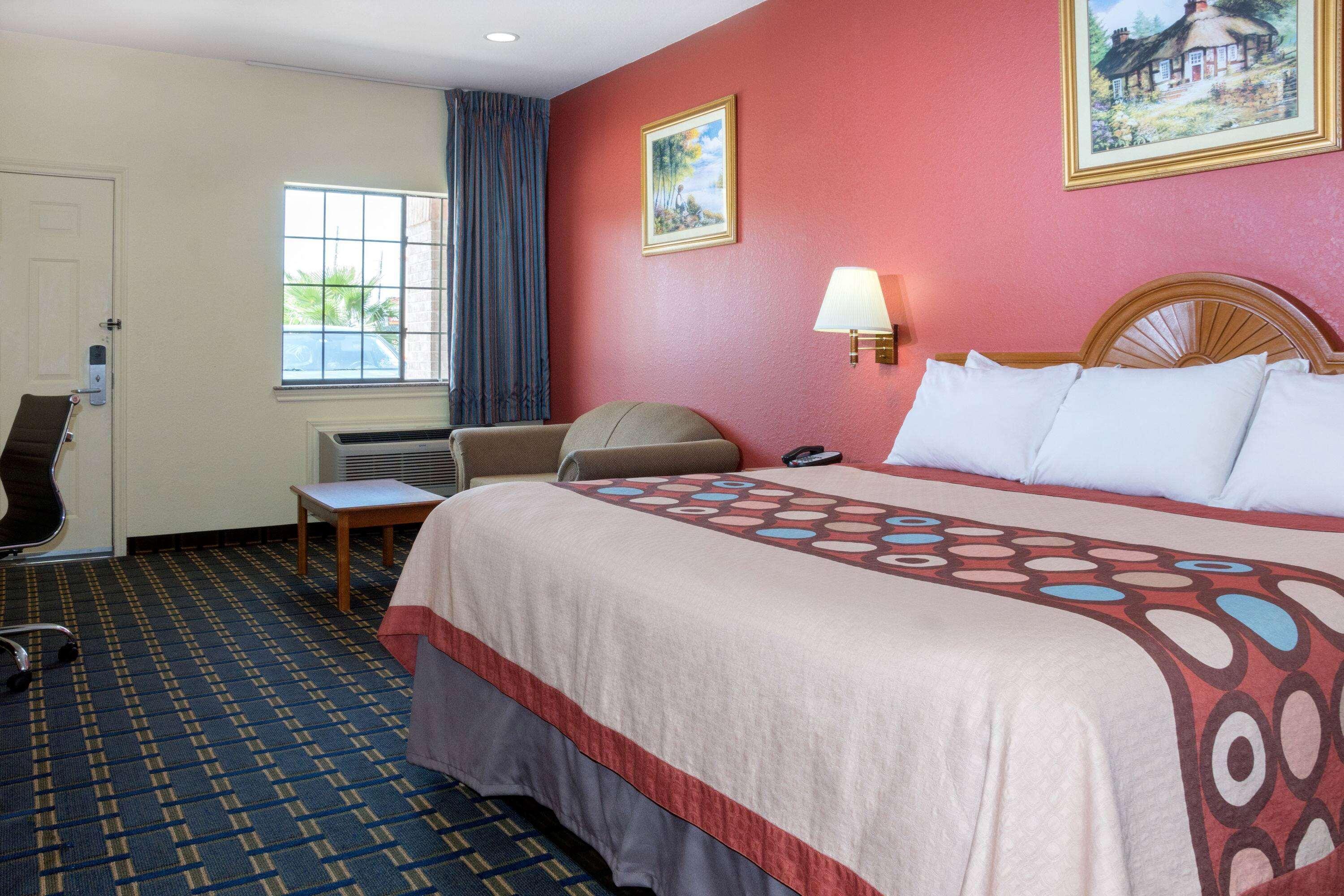 Super 8 By Wyndham Sugarland Area Hotel
