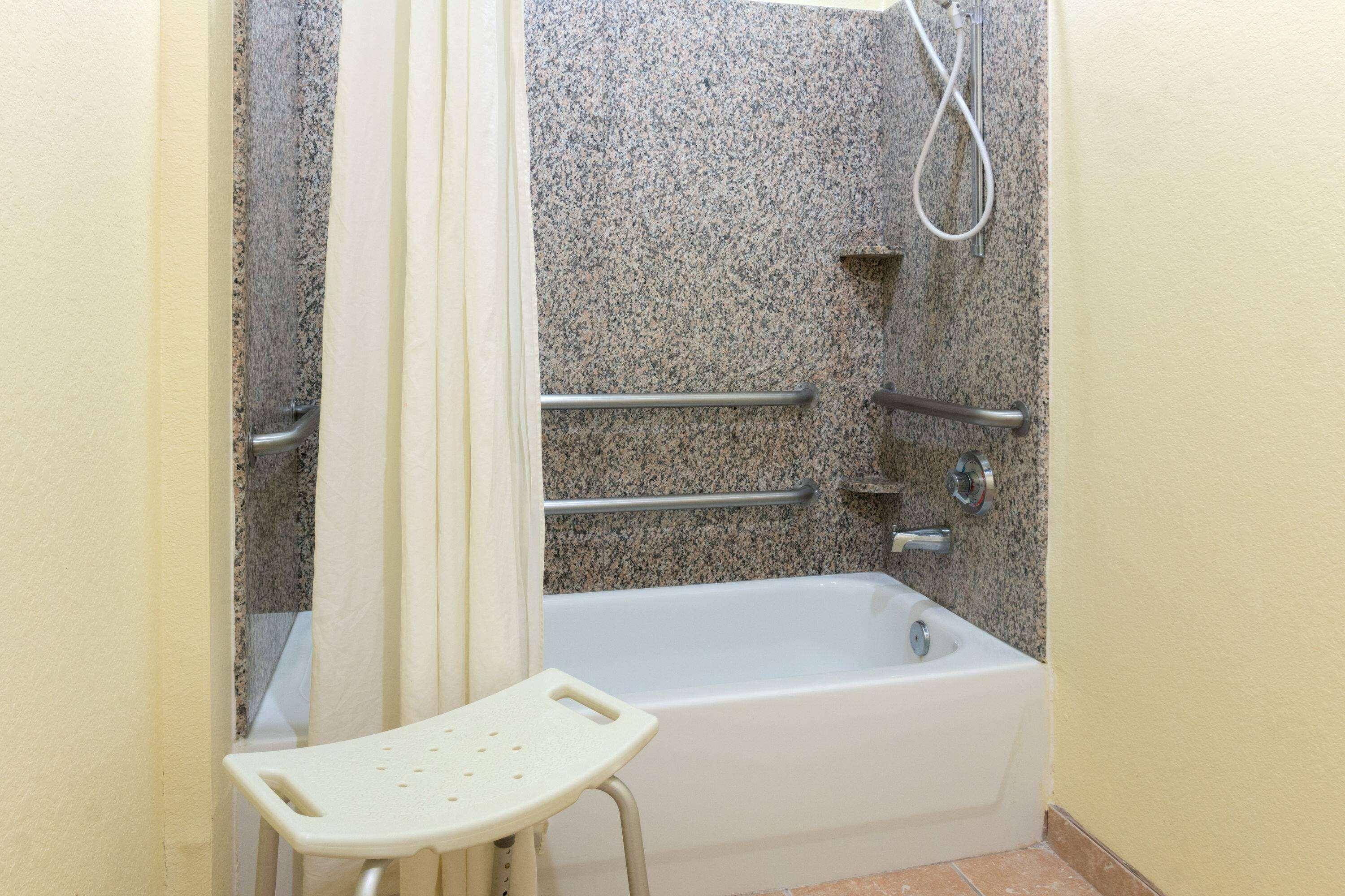Super 8 By Wyndham Sugarland Area Hotel 2*