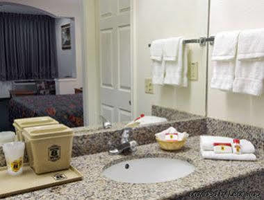 Super 8 By Wyndham Sugarland Area Hotel 2*